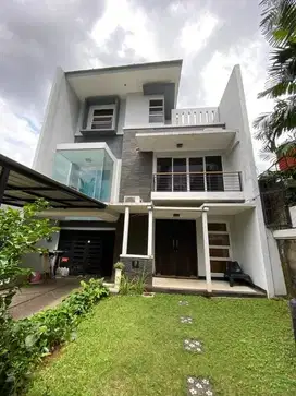 Dijual cepat rumah minimalis di Townhouse andara ada pool