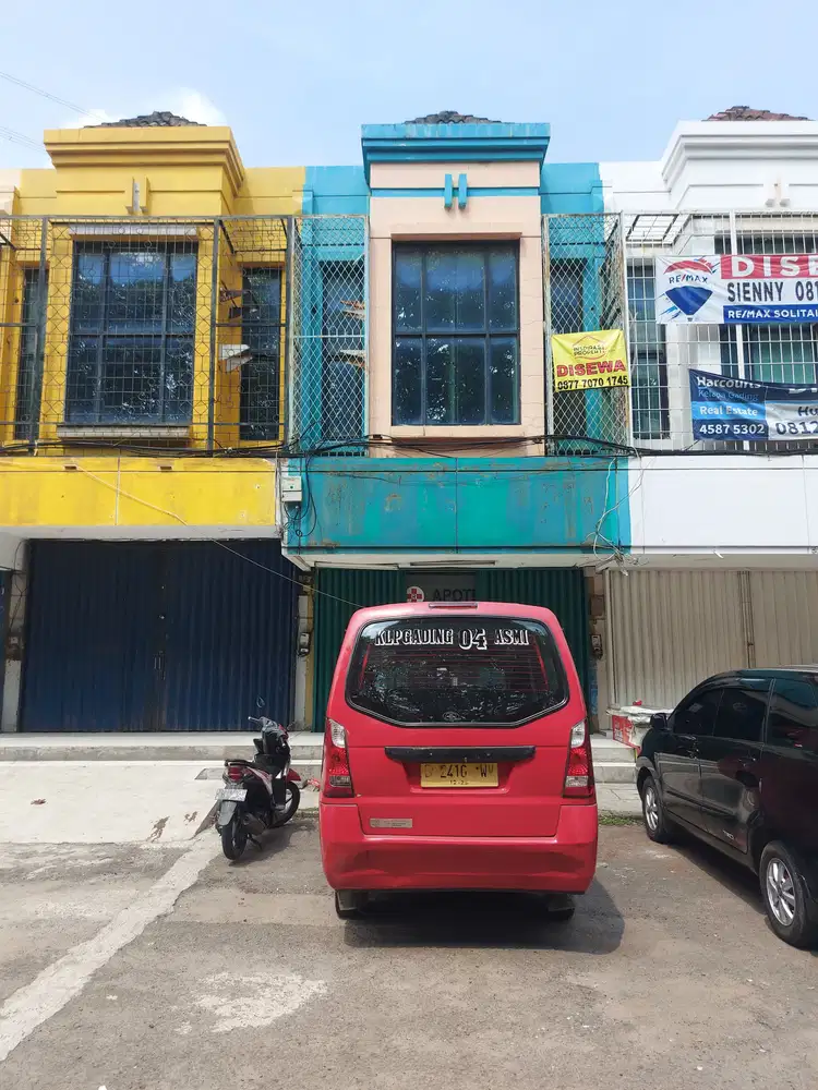 Ruko 2 lantai tepi jalan raya Boulevard Kelapa Gading Jakarta Utara