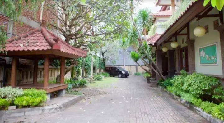 DIJUAL BANGUNAN KOMERSIL BERUPA GALERI & RUMAH TINGGAL