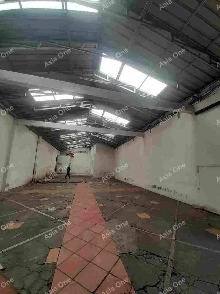 Gudang/Ruang Usaha Di Pondok Bambu Jaktim di Jalan Utama