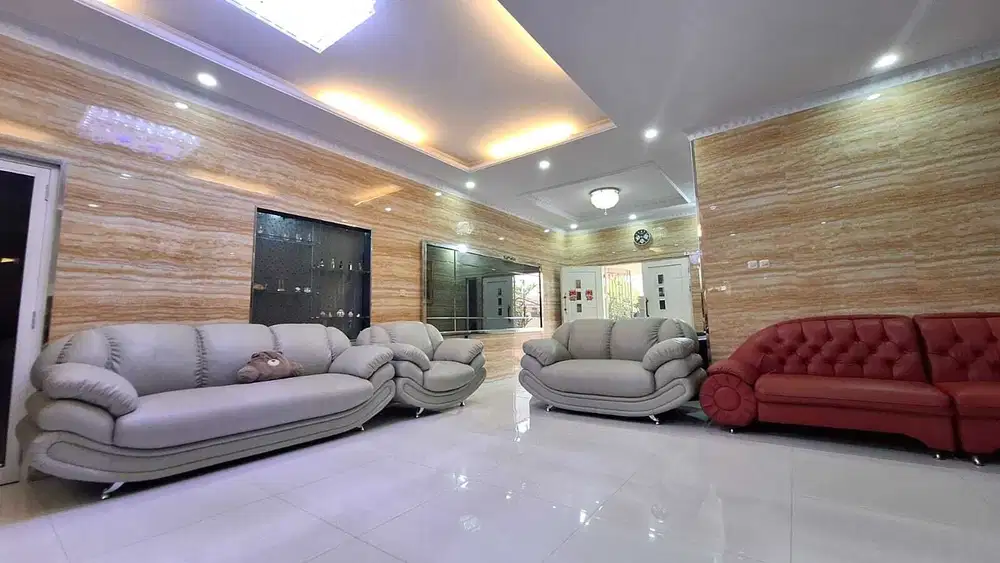 Dijual rumah mewah 3 lantai renov luas 264m2 lokasi bagus Taman royal