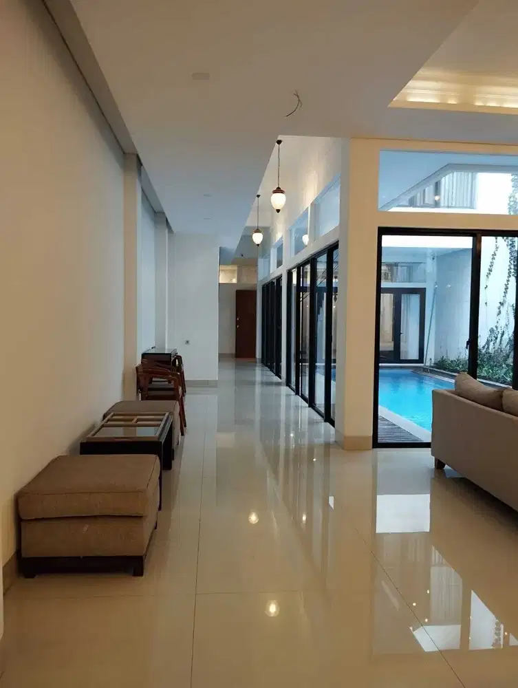 Sewakan Rumah Menteng Furnished siap huni Strategis 4+1 440m2 2 lantai