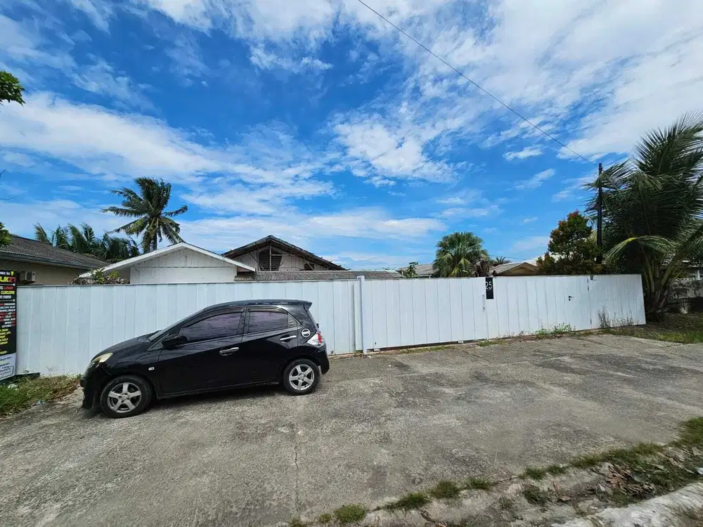 restoran pinggir laut. lokasi sangat strategis