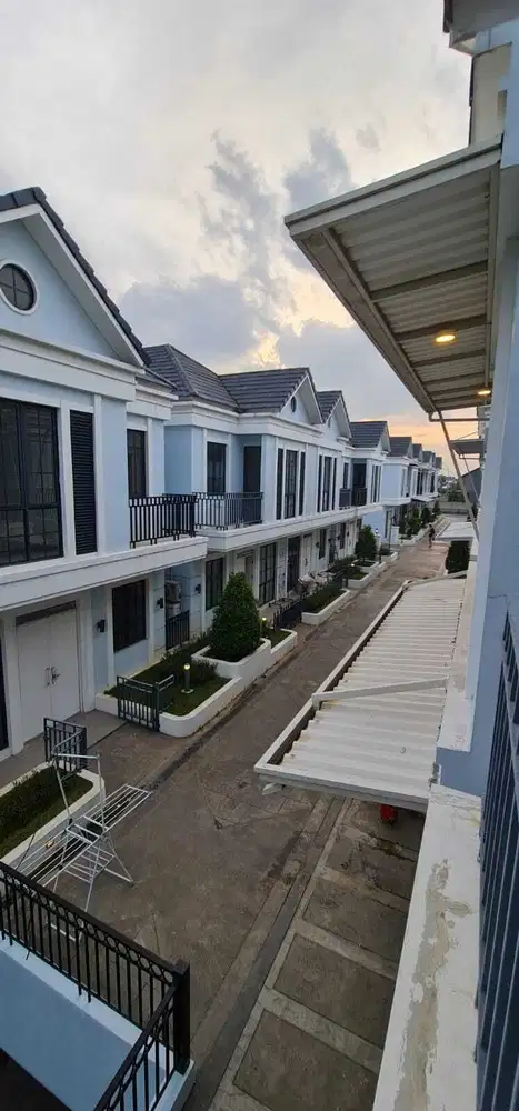 Disewakan Rumah 3 Lantai Hook Siap Huni di Lavon 2 Cikupa