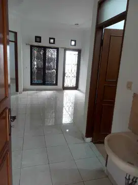 Disewa Rumah Siap Huni Strategis di Taman Kopo Indah 3 Bandung
