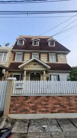 Dijual rumah hook, mutiara taman palem