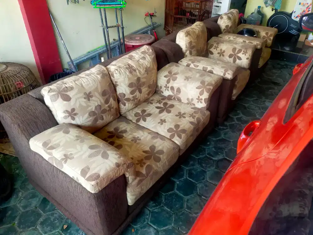 Di jual kursi tamu 1 set dengan meja makan 1 set  6 kursi