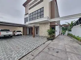 rumah mewah ada kolam renangnya