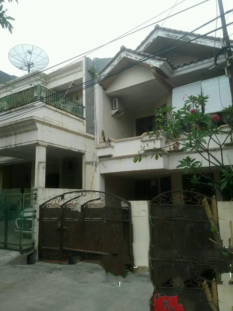 Rumah 2 lt dijual di Pegangsaan Indah Barat 1, Kelapa Gading