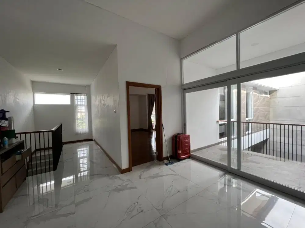 Rumah Luxury Cantik Adem Strategis di Mainroad Setraduta Bandung