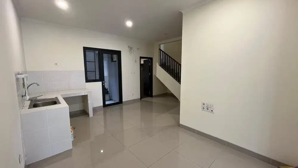 Rumah 3 Kamar Ada Kanopi ROW Jalan Gede di Baroni Gading Serponf