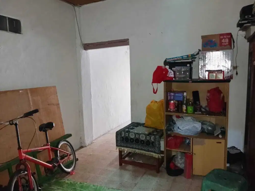 RUMAH DI JALAN PETEMON, SAWAHAN SURABAYA