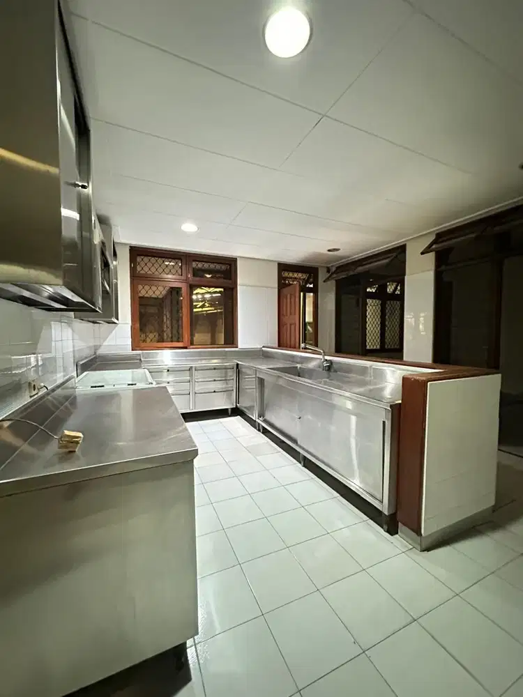 Disewakan Rumah Mewah Asri furnish di kawasan Bukit Gding Villa.