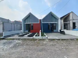 Hunian strategis dekat jalan raya taman
