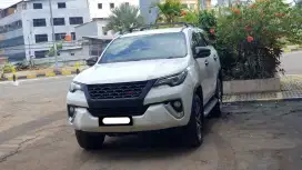 Toyota fortuner vrz diesel 2019 putih matic