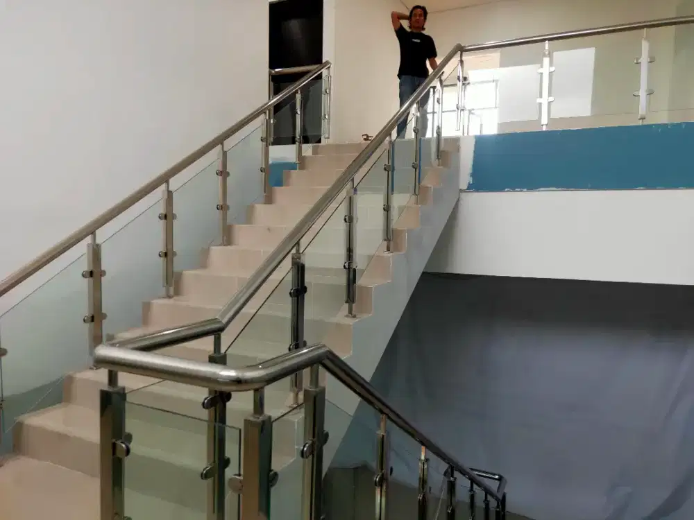 Balkon dan reling Stainles kaca