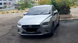 Km54rb mazda 2 r skyactive 2017 pakai 2018 silver matic