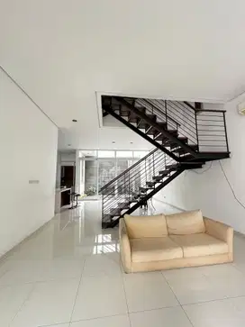 Disewakan Rumah Intercon Bagus Siap Huni – Jakarta Barat
