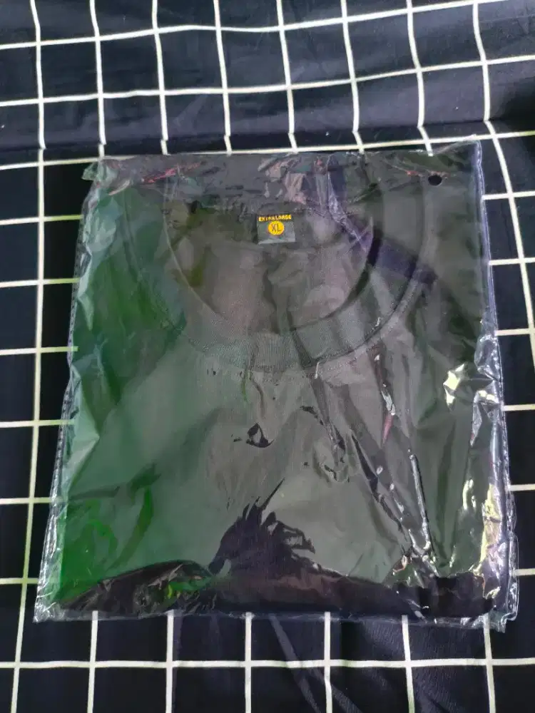 Kaos polos warna hitam. Dan putih caton 100% 24s