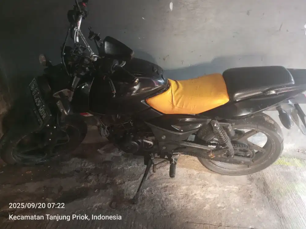 Motor bajaj pulsar 180cc