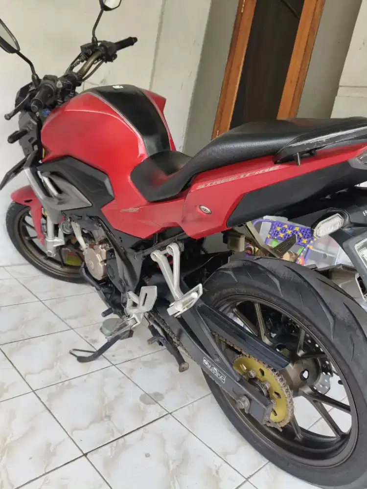 MOTOR CB 150R . Lengkap masih oke semua