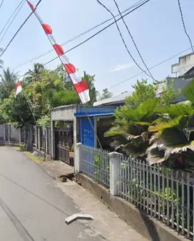 Disewakan rumah di Jln Krida Malalayang dengan parkiran luas