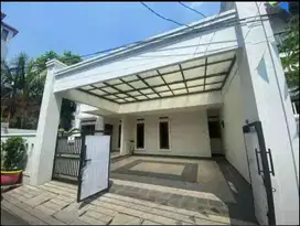 disewakan rumah bagus furnished di utan kayu matraman 2 lantai