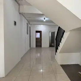 Disewakan Rukan Badan Jalan Lebar 10m di Ciputat Raya