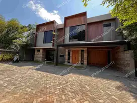RUMAH MEWAH DI CONDONG CATUR DEKAT AMPLAZ