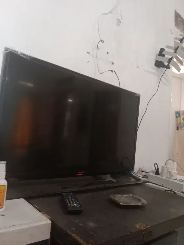 dijual tv digital merek sharf 32 inch tinggal pake