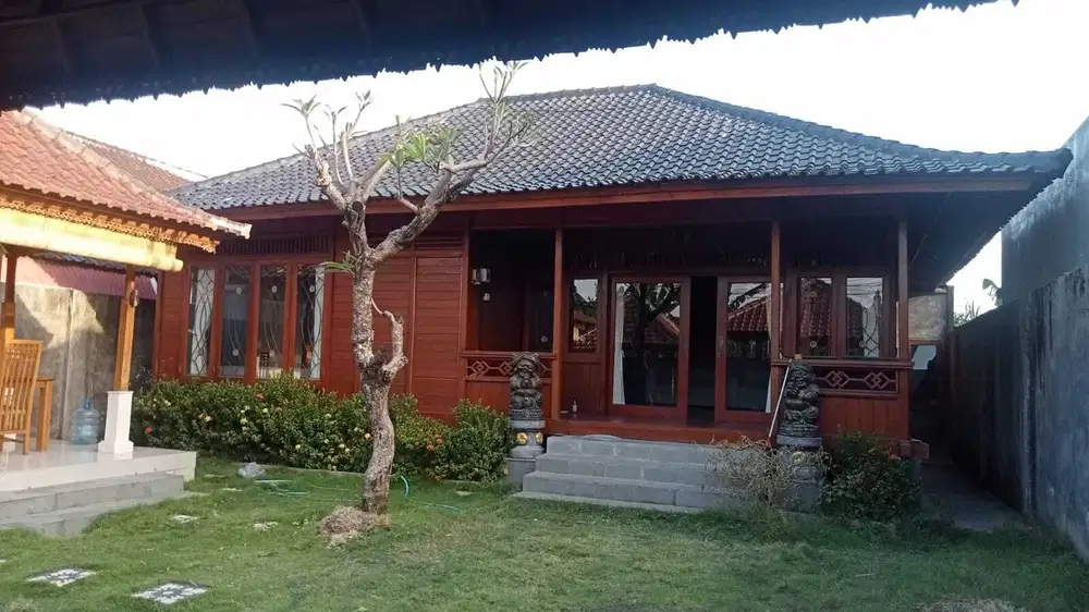 Rumah Modern Desain kayu Tengah kota Denpasar Selatan