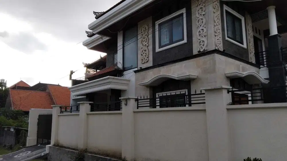 Rumah besar area Renon.