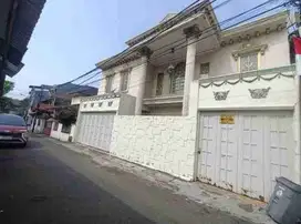 Rumah Classic 2 lantai di Tebet Timur, Jalan 2 mobil, dekat taman