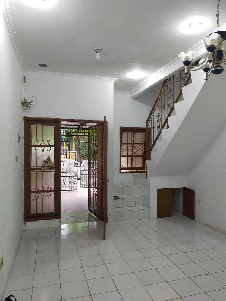 Dijual cepat murah sekali Rumah 2 lantai di Budi Indah Daan mogot