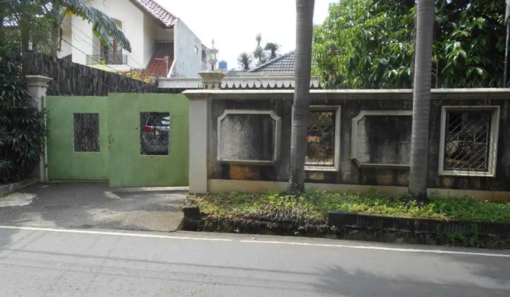 Rumah Lama di Jatipadang Utara, Hanya 13 Menit ke Tol Ampera