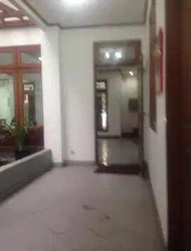 0412-Disewakan Rumah 2 Lantai Ex kantor DPD Demokrat di Raya Jemursari