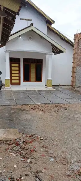 RUMAH di CIPOCOK JAYA dekat LAMPU MERAH Pinggir Jalan Aspal