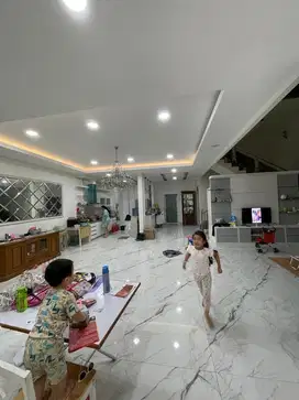 RUMAH BESAR DAN BAGUS BANGUNAN 3 LANTAI HADAP SELATAN DI CITRA 2