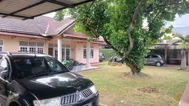 Rumah second Halaman dan Parkiran Luas di Jakarta Timur