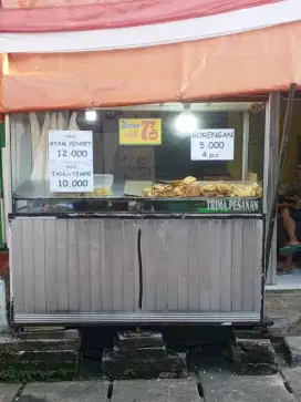 Etalase kaca besar