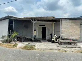 RUMAH DI KELURAHAN RANDUPADANGAN, MENGANTI GRESIK