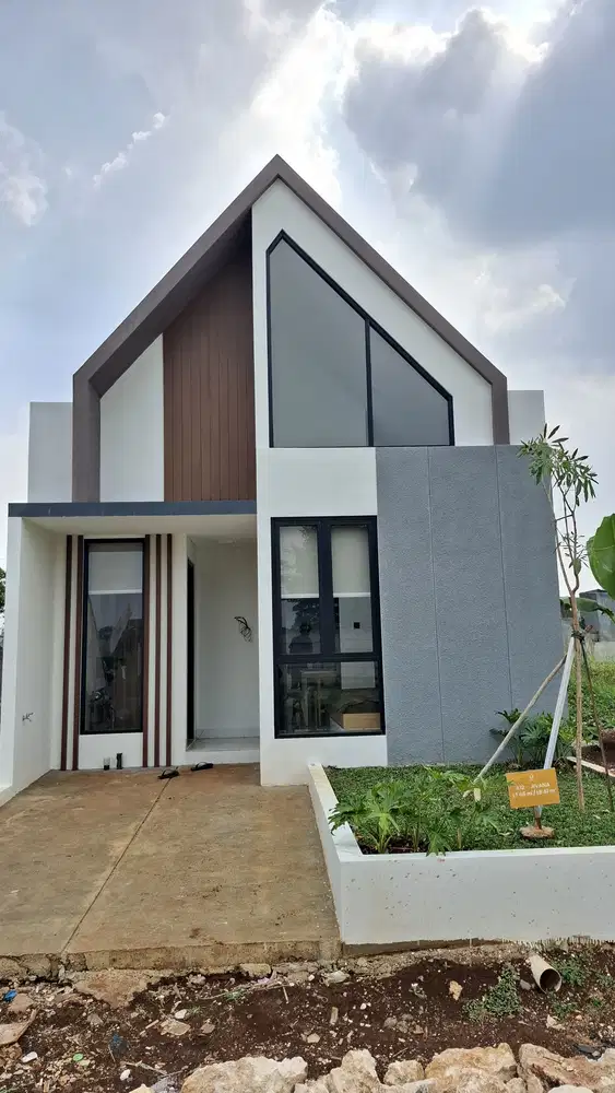 Rumah siling tinggi di sukahati fasilitas kolam renang