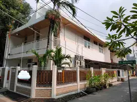 Disewakan Rumah Hoek 2 Lantai Strategis di Rawamangun