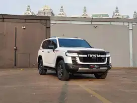Toyota Land Cruiser 300 LC300 GR-Sport 2024 white on black