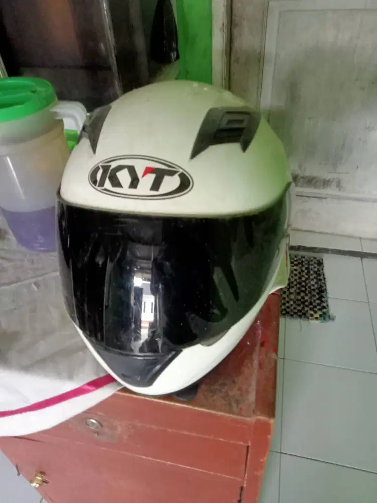 Helm KYT bekas warna putih
