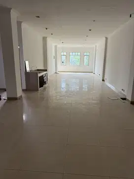 RUKO LOKASI STRATEGIS DI CIKINI, JAKARTA PUSAT 4.5 LT. BARU RENOVASI