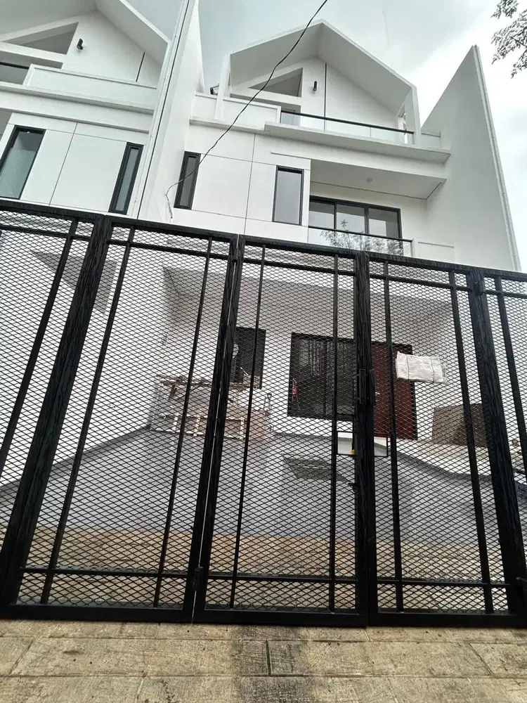 JUAL CEPAT! Rumah Brand New Tinggi dari Jalan di Sunter Agung