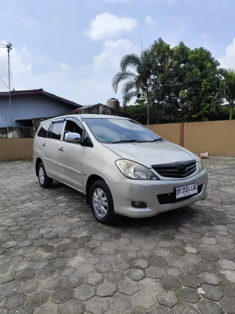 Innova E+ Diesel 2011 MT