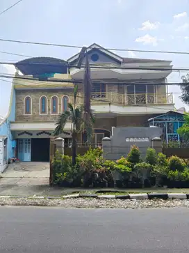 Rumah luas dengan desain klasik di Kayu Putih Selatan, dilengkapi kola