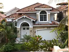 Dijual rumah mediterania dengan pool